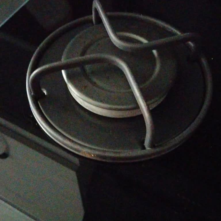 Teka Ankastre Ocakta Izgaralar Tehlikeli Şekilde Kayıyor, Güvenlik Riski Oluşuyor