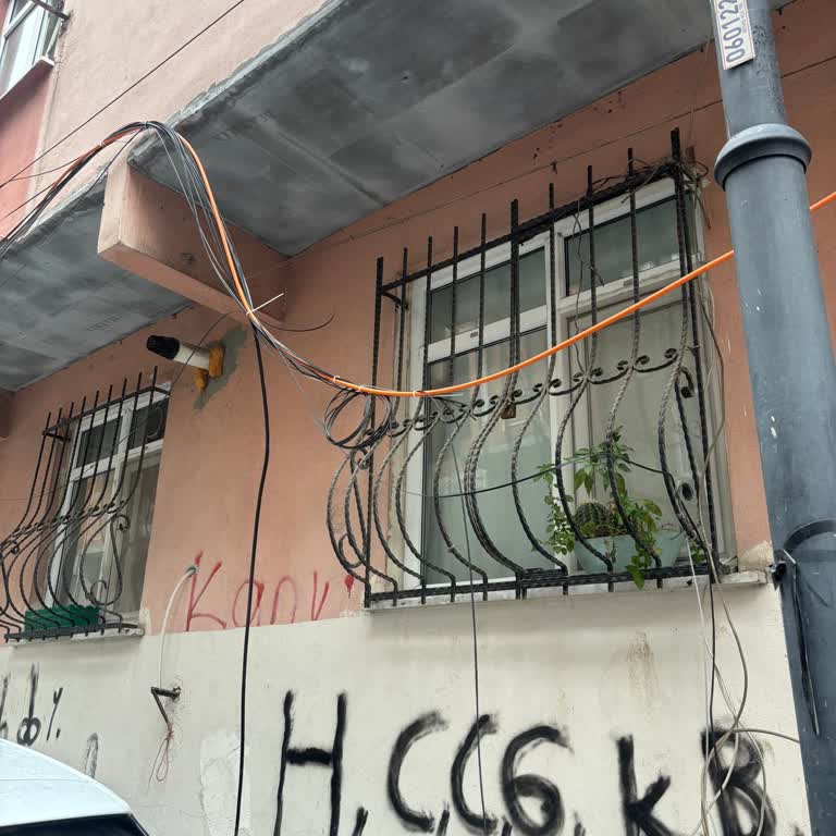 Bir Haftadır Kopuk Kablolar Nedeniyle İnternetsiz Kaldık, Çözüm Bekliyoruz