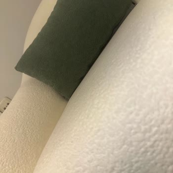 Leke Tutmaz Denilen Koltuk Kısa Sürede Yırtıldı Ve Tüy Topluyor