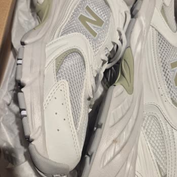 Sipariş Edilen Ayakkabının Kutusu Parçalanmış Ve Üzerinde Lekelerle Teslim Edilmesi