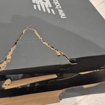 Sipariş Edilen Ayakkabının Kutusu Parçalanmış Ve Üzerinde Lekelerle Teslim Edilmesi