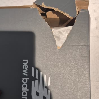 Sipariş Edilen Ayakkabının Kutusu Parçalanmış Ve Üzerinde Lekelerle Teslim Edilmesi