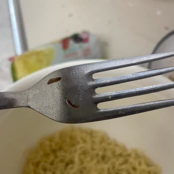 Aldığım Noodle Paketinden Kurt Çıkması Nedeniyle Güven Kaybı Ve Mağduriyet