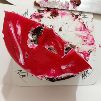 Küçük Ve Bozuk Pasta Nedeniyle Sağlık Riski Ve Mağduriyet