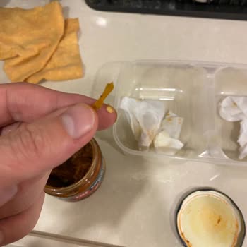 Tat Kahvaltılık Sos İçinden Tahta Parçası Çıkması Ve Yetersiz Müşteri İletişimi