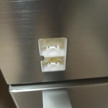 Buzdolabı Kapı Kulpunun Kısa Sürede Kopması Ve Garanti Kapsamında Değiştirilmemesi