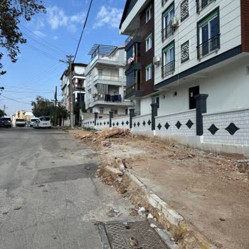 Yarım Bırakılan Kaldırım Çalışması Mahallemizi Mağdur Ediyor