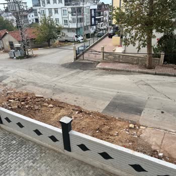 Yarım Bırakılan Kaldırım Çalışması Mahallemizi Mağdur Ediyor