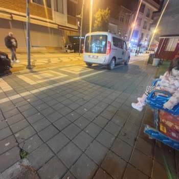 Esenyurt Papatya Caddesi Yürüyüş Yolunda Araç Tehlikesi Ve Güvenlik Sorunu