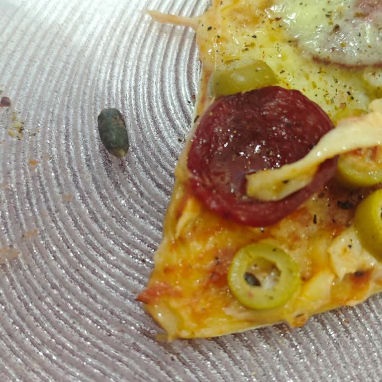 Hazır Pizza İçinden Çıkan Zeytin Çekirdeği Sağlık Riski Yarattı