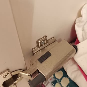 Garanti Kapsamındaki Dolap Kapağının Düşmesi Ve Ücret Talebi