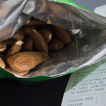 Tarım Kredi Market'ten Satın Alınan Çiğ Bademde Böceklenme Ve Denetim Eksikliği