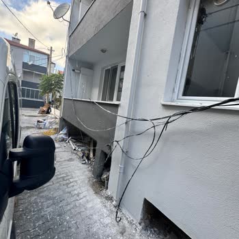 Mahallede Düşük Kablolar Çocuklar İçin Tehlike Oluşturuyor