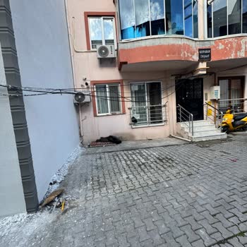 Mahallede Düşük Kablolar Çocuklar İçin Tehlike Oluşturuyor