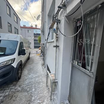 Mahallede Düşük Kablolar Çocuklar İçin Tehlike Oluşturuyor