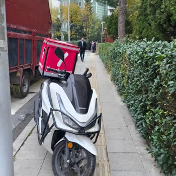 Kuryenin Kaldırıma Parkı Okul Ve Engelli Yolunu Engelliyor