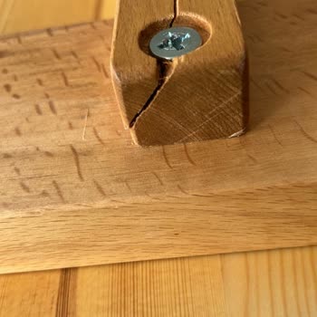 Kırık Masa Takımı Ve Kalitesiz Kitaplık İçin Çözüm Bekliyorum