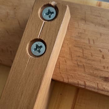 Kırık Masa Takımı Ve Kalitesiz Kitaplık İçin Çözüm Bekliyorum