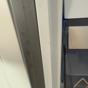 Garanti Süresi Devam Eden Arçelik Buzdolabında Paslanma Ve Renk Değişimi, Servisten Çözüm Alınamıyor