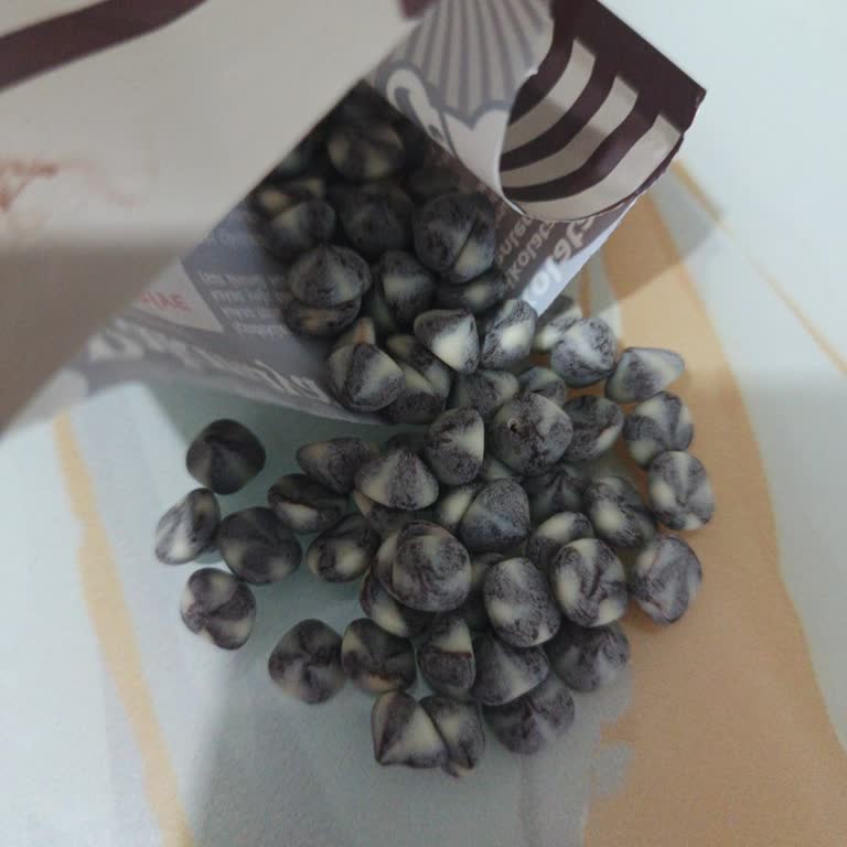 Pakmaya Çift Renkli Damla Çikolata Bayat Ve Renkleri Solmuş Çıktı