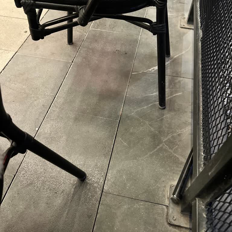 Kırık Sandalye Nedeniyle Starbucks’ta Yaşanan Ciddi Düşme Ve İlgisizlik