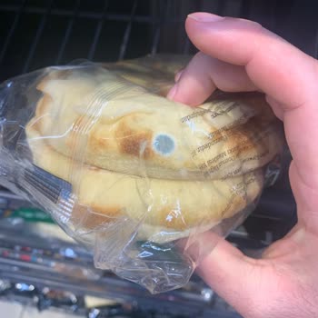 Carrefour SA Hilltown Karşıyaka'da Küflü Ve Son Kullanma Tarihi Geçmiş Ürünler Satılıyor