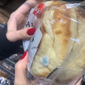 Carrefour SA Hilltown Karşıyaka'da Küflü Ve Son Kullanma Tarihi Geçmiş Ürünler Satılıyor