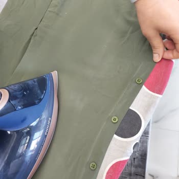 Philips Ütü Kıyafetleri Parlatıyor Ve Servisten Sonra Su Damlatmaya Başladı