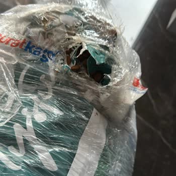 Kedi Maması Patlamış Ve Bina Girişine Bırakıldı Müşteri Kaba Personelle Karşılaştı