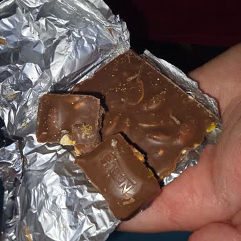 Nestle Son Kullanma Tarihi Geçmemiş Çikolatada Larva Ve Ağ Oluşumu