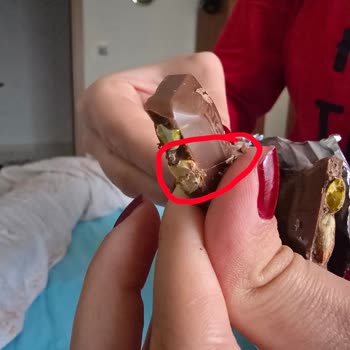 Nestle Son Kullanma Tarihi Geçmemiş Çikolatada Larva Ve Ağ Oluşumu