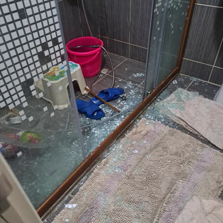 Tekzen Duşakabin Camı Patladı, Çocuğumuz Tehlike Atlattı Ve Banyo Kullanılamaz Hale Geldi