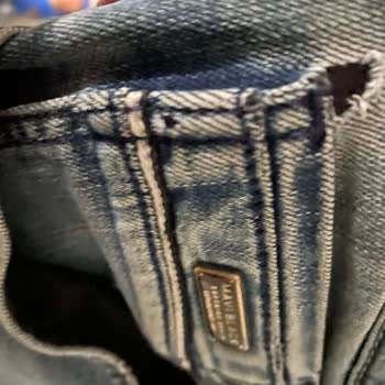 Mavi Kot Pantolonlarda Hızlı Solma Ve Yıpranma Nedeniyle Hayal Kırıklığı