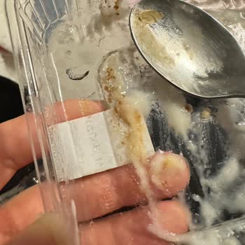 Zeynel Muhallebicisi Kazandibinin İçinden Çıkan Metal Parça Hijyen Ve Güvenlik Endişesi Yarattı