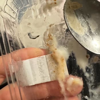 Zeynel Muhallebicisi Kazandibinin İçinden Çıkan Metal Parça Hijyen Ve Güvenlik Endişesi Yarattı