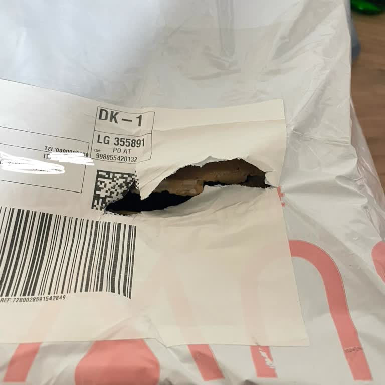 Yırtık Kutuda Gelen İç Giyim Siparişi Mahremiyetimi Zedeledi