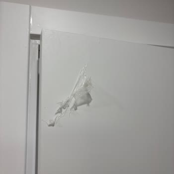 Yeni Binada Kapıların Yapışkanlı Koruyucu Tabakası Temizlenemiyor