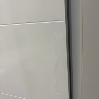 Yeni Binada Kapıların Yapışkanlı Koruyucu Tabakası Temizlenemiyor