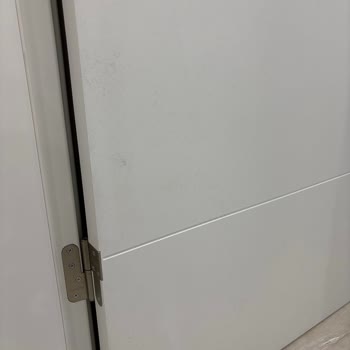 Yeni Binada Kapıların Yapışkanlı Koruyucu Tabakası Temizlenemiyor