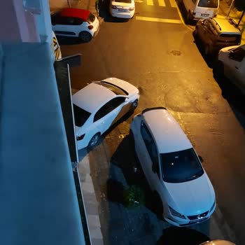 Güngören Belediyesi Kaldırım Dubası Ve Aydınlatma Direği Eksikliği Yaya Geçişini Engelliyor