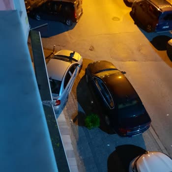 Güngören Belediyesi Kaldırım Dubası Ve Aydınlatma Direği Eksikliği Yaya Geçişini Engelliyor