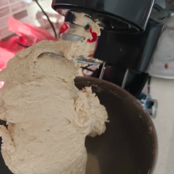 Karaca Hamur Yoğururken Hamurun Sürekli Yay Kısmına Dolanması ve Rahatsız Edici Sesler Çıkarması