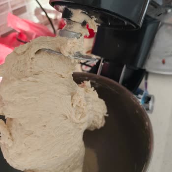 Karaca Hamur Yoğururken Hamurun Sürekli Yay Kısmına Dolanması ve Rahatsız Edici Sesler Çıkarması