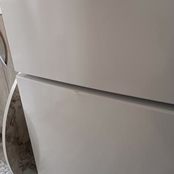 Siemens Buzdolabı Buzluk Kapağında Üretim Hatası Ve İlgisiz Servis