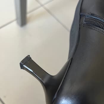 Divarese Botun Topuğu İlk Kullanımda Çöktü, Mağaza Sorumluluk Almadı