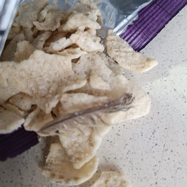 Haşiroğlu Buğday Cipsinin Paketini Açtığımda İçinden Kocaman Bir Tüy Çıktı