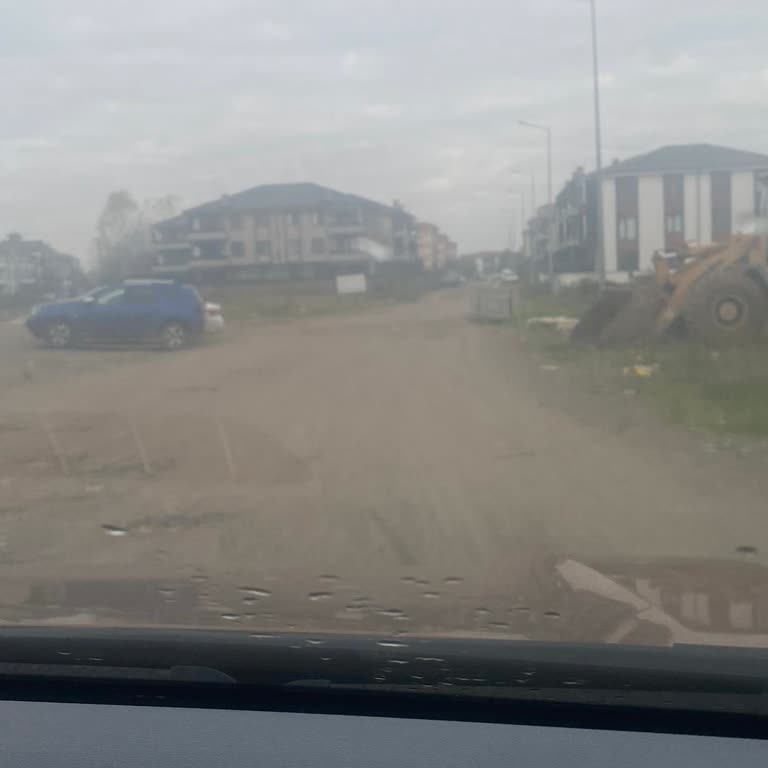 Karasu Aziziye Mahallesi'nde Yıllardır Çözülemeyen Yol Sorunu Çocukları Ve Günlük Hayatı Olumsuz Etkiliyor