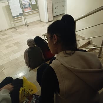 Ağrı Kültür Kongre Merkezinde Öğrenciler İçin Oturma Ve Hijyen Sorunu