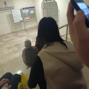 Ağrı Kültür Kongre Merkezinde Öğrenciler İçin Oturma Ve Hijyen Sorunu