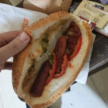 Köfteci Yusuf'ta Sucuk Ekmek Menüde Malzeme Eksikliği Ve Özensiz Sunum!